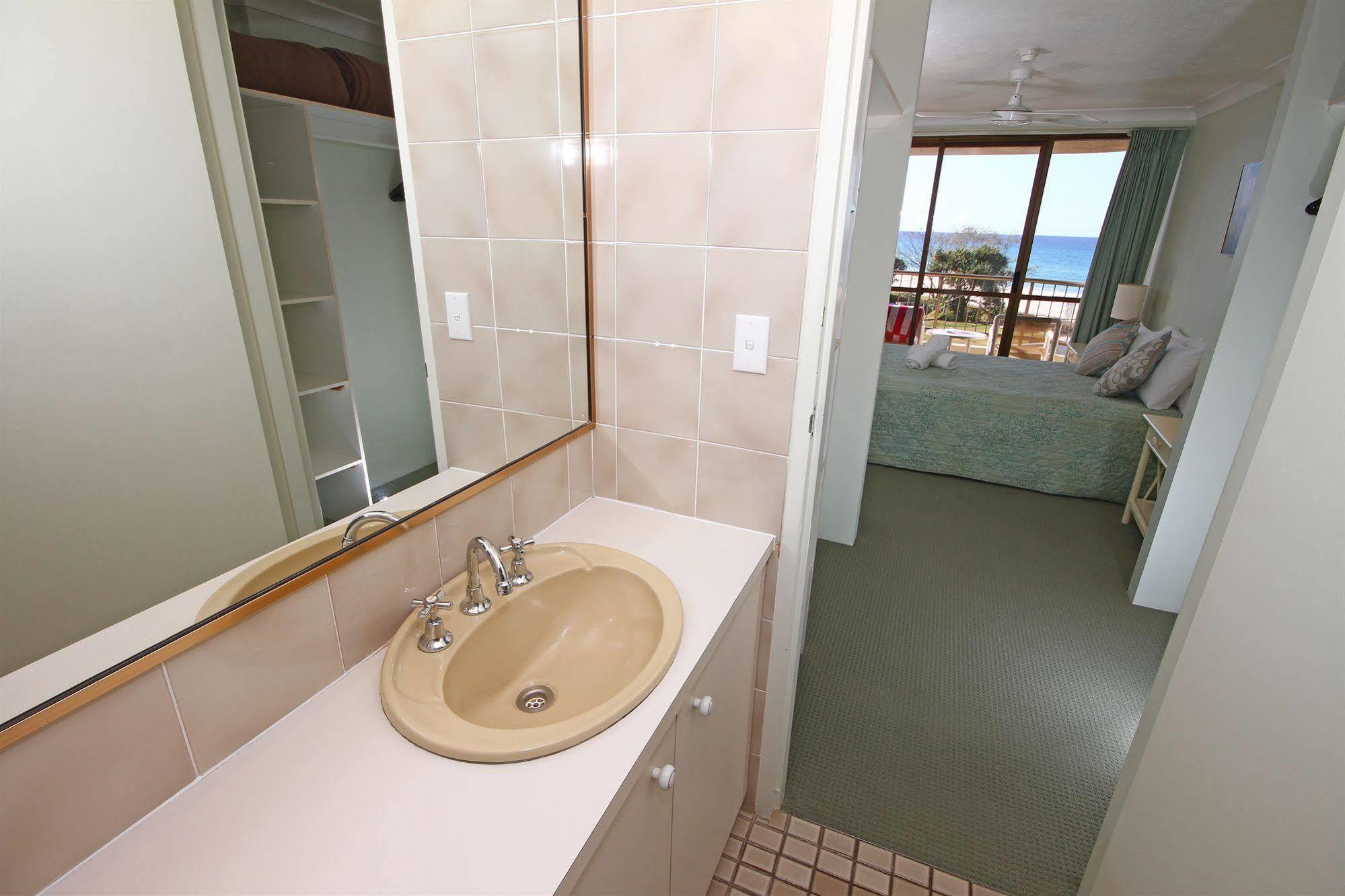 San Simeon Beachfront Apartments Tugun Gold Coast Esterno foto